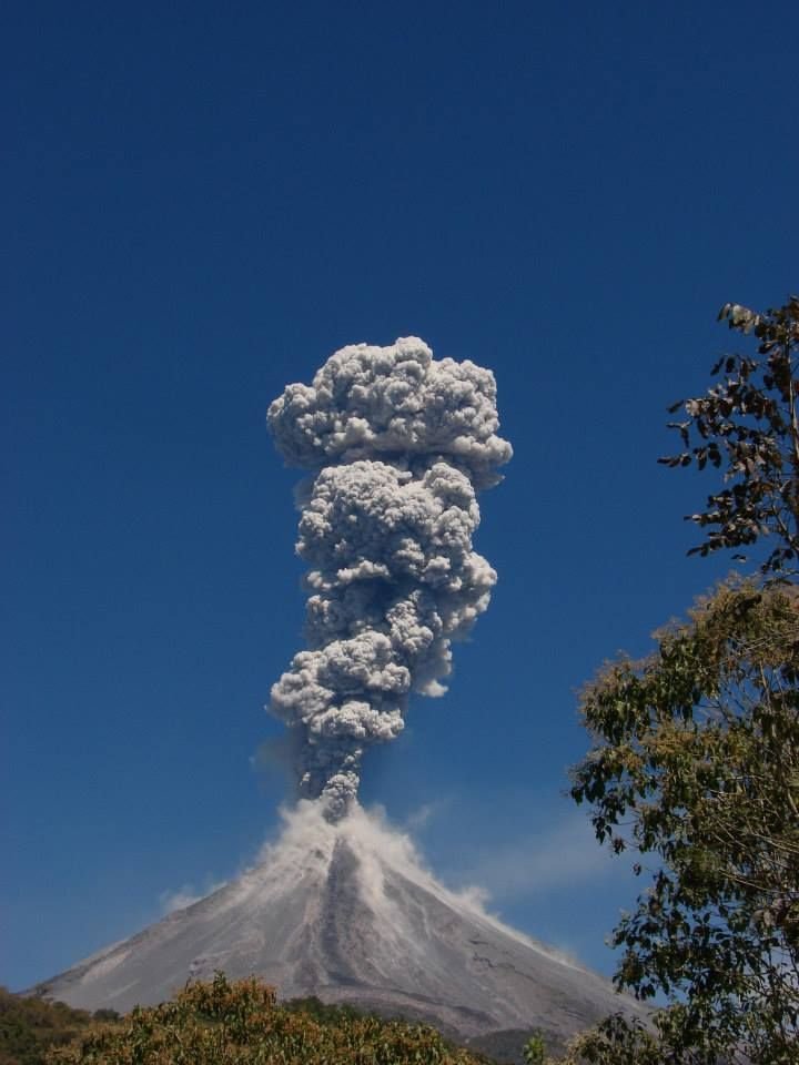 Volcán de Colima y pueblo de Comala