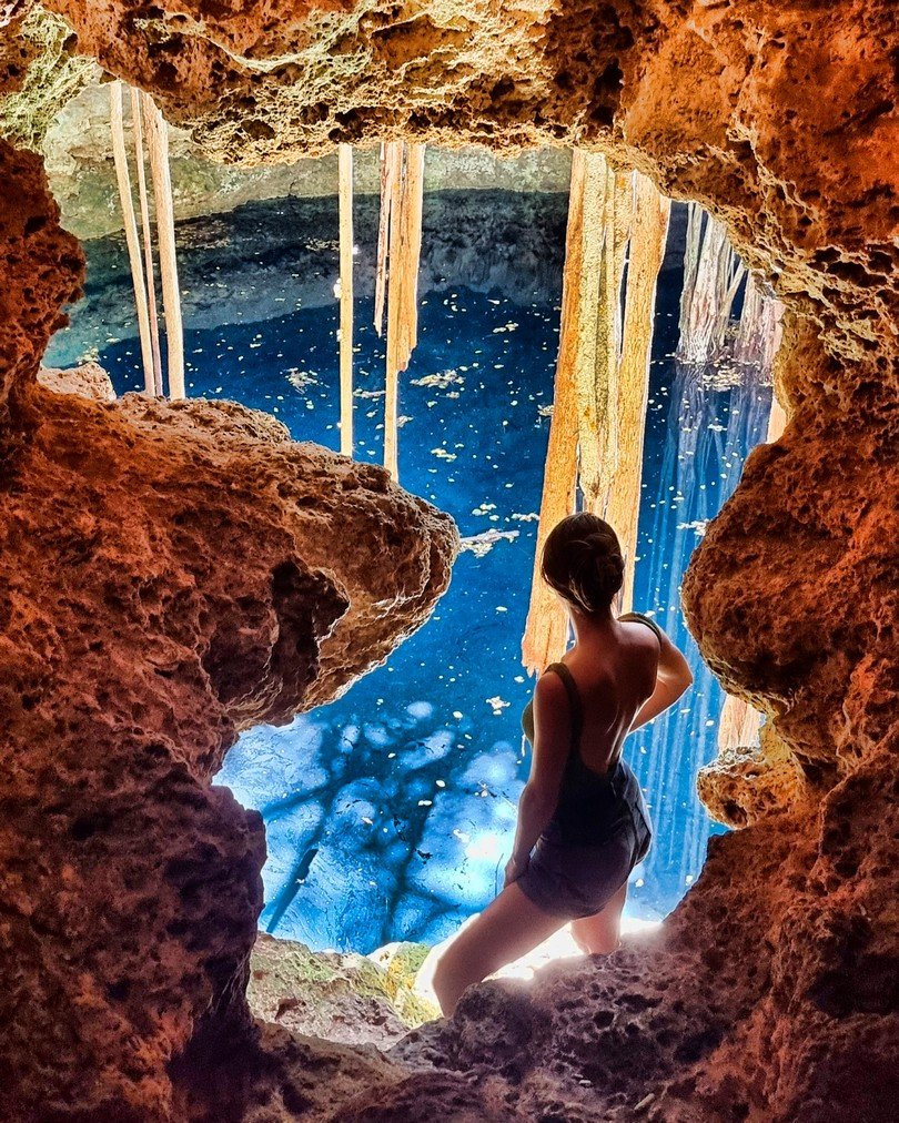 Tour a dos cenotes salvajes sin escaleras escondidos en la selva, visitando "Izamal" el famoso pueblo mágico amarillo, saliendo desde la ciudad de Mérida Yucatán