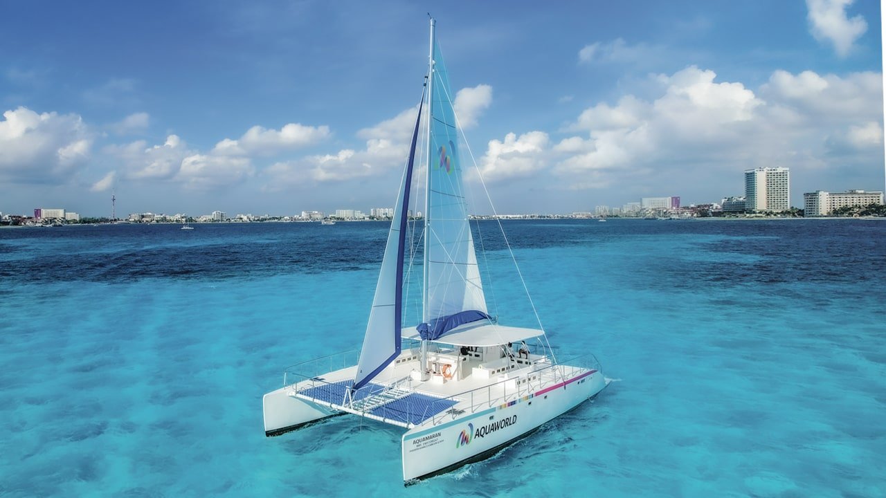 Tour a Isla Mujeres en catamarán con  actividad snorkeling y día en club de playa, saliendo desde la ciudad de Cancún